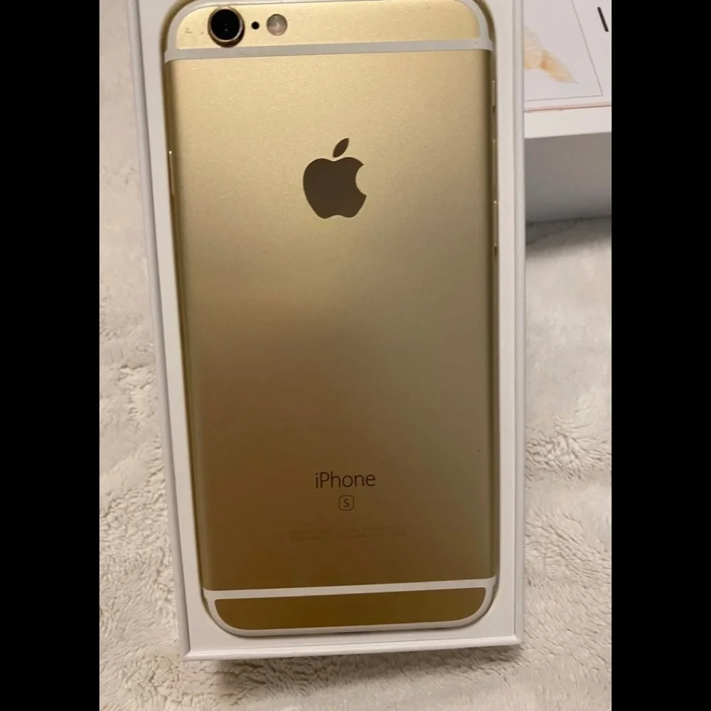 Apple iPhone 6s 32GB gold tone cell phone. Has cracked screen but still works.